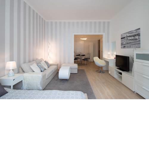 --E-- BEST LOCATION in Budapest 4 you - with MADACH square view