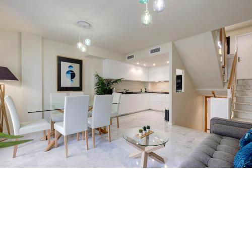 002 Fabulous New 3 Bed Townhouse, Private Terrace & Games Room