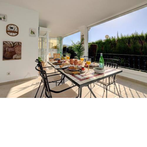 087 Stunning 2 Bed Modern Aloha Gardens Marbella Apt With Large Private Terrace