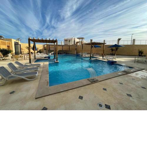 1 bedroom on the ground floor in front of the pool in Royal Residence with infinity pool on the roof and sea view