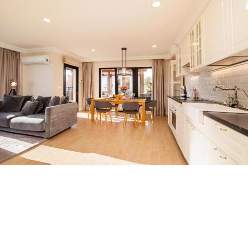 100 meters LUX Apartment with private pool and tarase