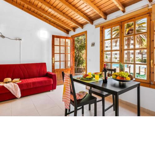 102 Bright Accomodation with Pool View