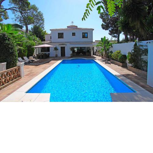 1102 Villa with pool ,lounge, BBQ ,direkt in Marbella