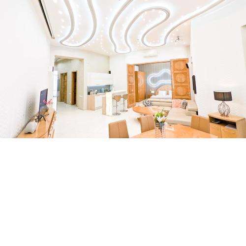 120M LUXURY HOLLYWOOD FLAT with HOT TUB, SAUNA,CINEMA