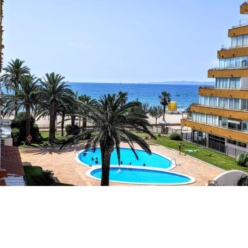 140- Apartamento en primera linea de mar con piscinas y jardines- EMPURIALOLA
