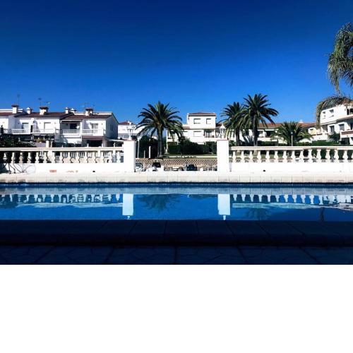 150-Beautiful canal house with pool and mooring