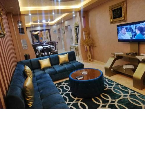 شقه مفروشه فندقيه رائعه مساحتها 150 متر مكيفه معقمه انترنت مجاني بجوار سيتي ستار