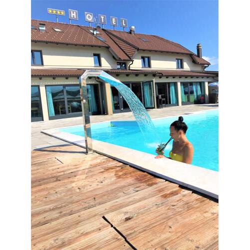 16 Lakes Hotel