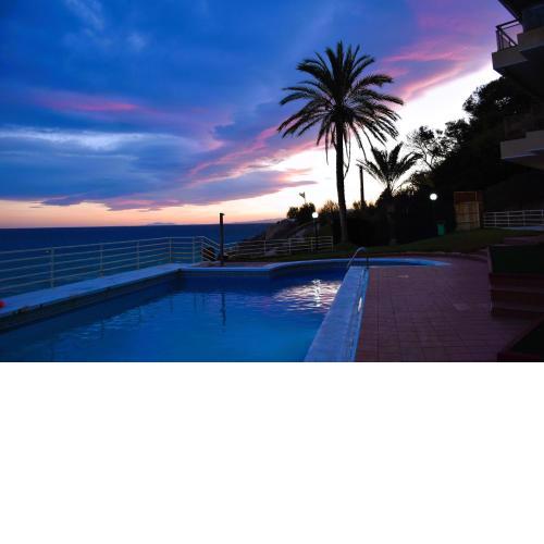 1a. Línea, vistas al mar, acceso directo a playa y piscina