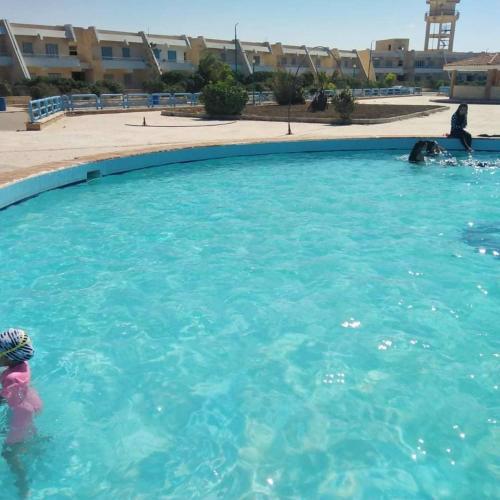 شاليه إيجار مطروح شاطيء الأبيض يوجد 2 مسبح واحد للأطفال واخر للكبار داخل قرية سياحية ترى البحر من التراس شاطئ الابيض عبارة عن شقة مصيفية للاستفسار واتس فقط 002 صفر عشرة تسعه ثمانية سبعة واحد خمسة صفر واحد واحد ملحوظه لا تتم الحجز قبل التواصل واتس