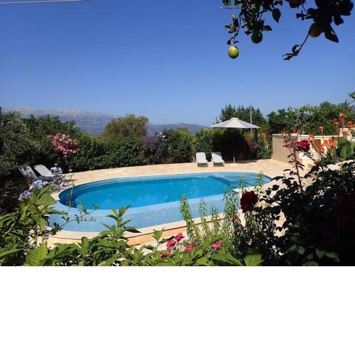 2 apartments sharing garden and pool