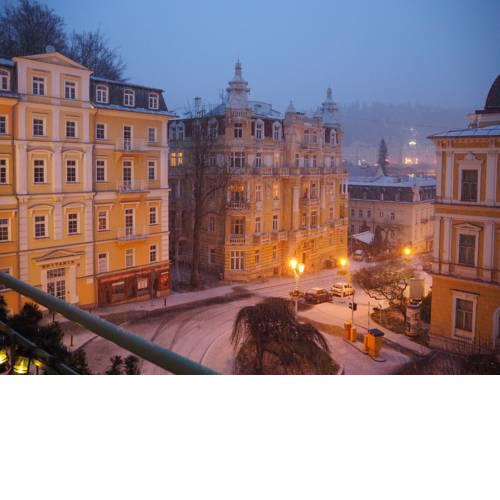 2 balconies above colonnade apartment