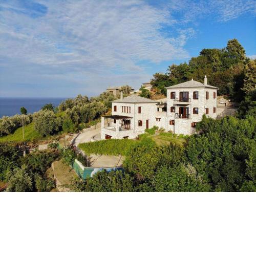 2 beautiful sea villas 17guests