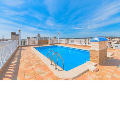 2-Bed Apartment with rooftop pool