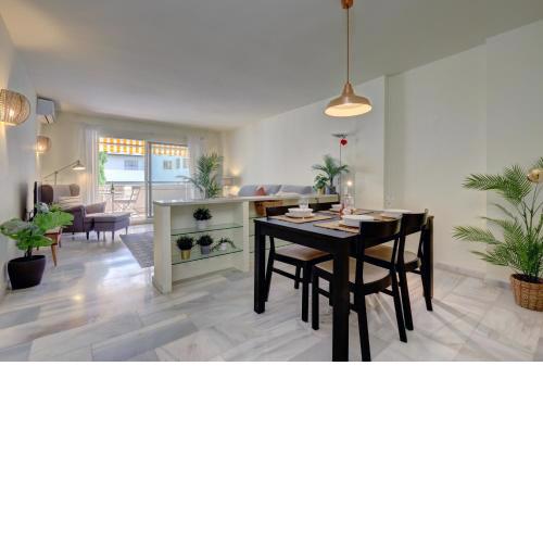 2 Bed Apartment w/Pool close to Beach + Amenities