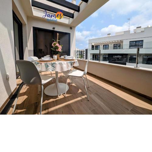 2 Bed Modern Penthouse with Com Pool VM36