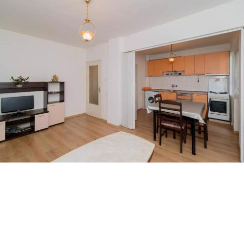 2 Bedroom Apartment Near The Opera
