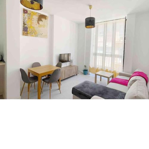 2 Bedroom Apartment Next to Plaza De La Merced