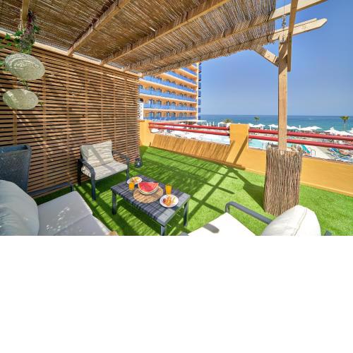 2 bedroom apartment with private roof terrace in front of the sea
