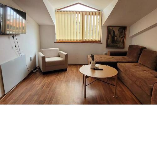 2-bedroom apt, 2min walk to ski path, 7-8 min walk to gondola