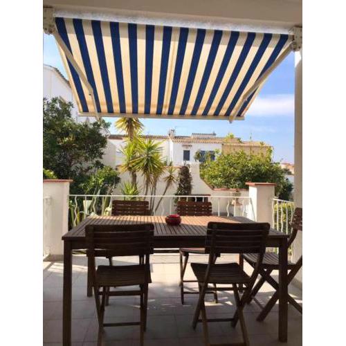 2 bedrooms appartement with enclosed garden at Empuriabrava 1 km away from the beach