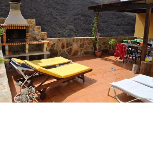 2 bedrooms house with furnished garden and wifi at Mogan 4 km away from the beach