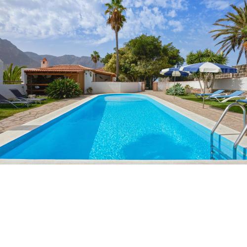 2 bedrooms house with shared pool enclosed garden and wifi at Buenavista del Norte 1 km away from the beach