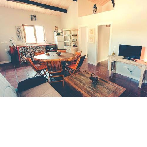 2 bedrooms house with shared pool furnished garden and wifi at Canamero