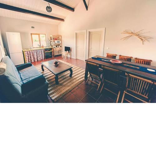 2 bedrooms house with shared pool furnished garden and wifi at Canamero