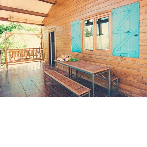 2 bedrooms house with shared pool furnished garden and wifi at Canamero