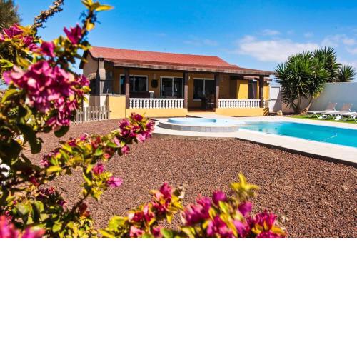 2 bedrooms villa with sea view private pool and jacuzzi at El Roque 1 km away from the beach
