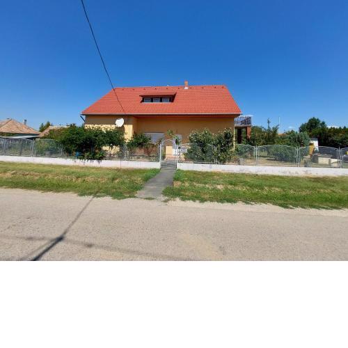 2 Ferienwohnungen imFerienhaus in Balatonbereny 1200 m zum See
