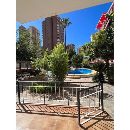 2 linea de playa con piscina, jardín, terraza y parking