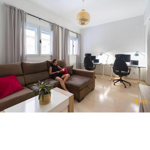 2 mins from Beach - Workstations - Parking - Bikes