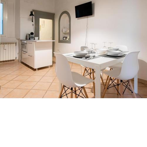 2 Rooms next to a market and Piazza Santa Croce - HomeUnity