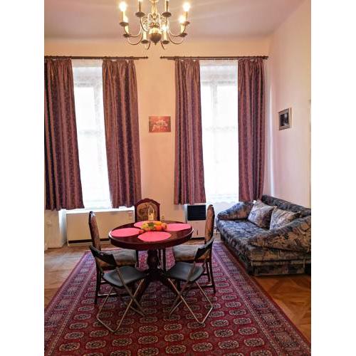 2+1, 71m², 2 rooms apartment, for 6 people. Fully furnished, kitchen, air conditioning, fireplace! Prague 1, center, 5min walk to Wenceslas Square & metro, tram. Skolska street, Nove Mesto