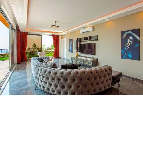 2+1 İç ve Dış Havuzlu Deniz Manzaralı Villa