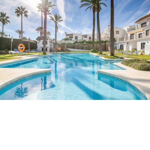 2261-Superb apt on the beach, on Duquesa harbour