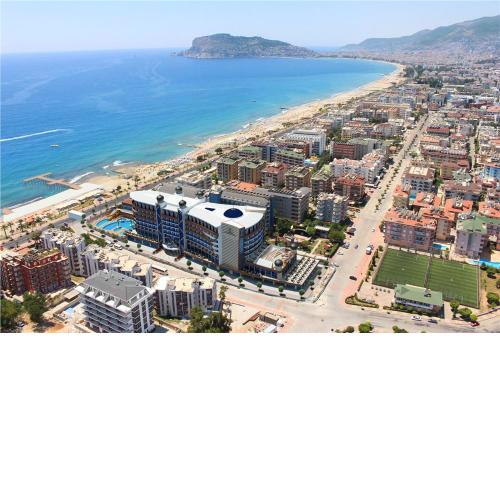2bd Flat 150m to the Beach