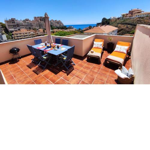 2BDR Penthouse, terrace, BBQ, pools and sea view in Benalmádena
