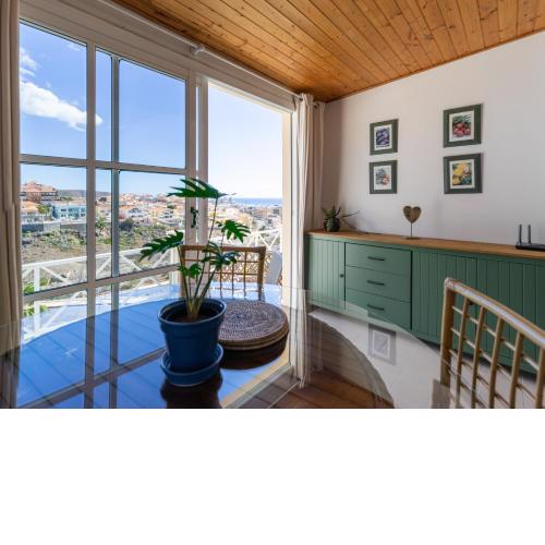 2BR Sea Views Terrace House - close to the Beach