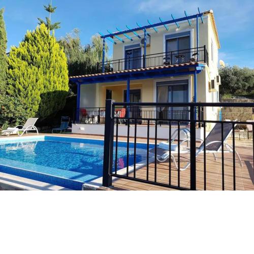 3 bedroom villa with infinity pool, BBQ area and fantastic sea view