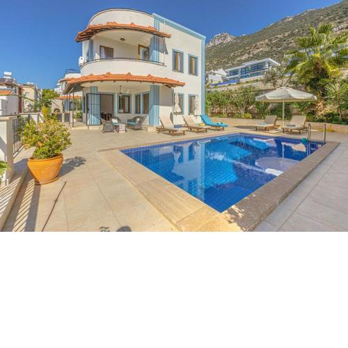 3 bedroom Villa with large pool area and top floor panoramic views