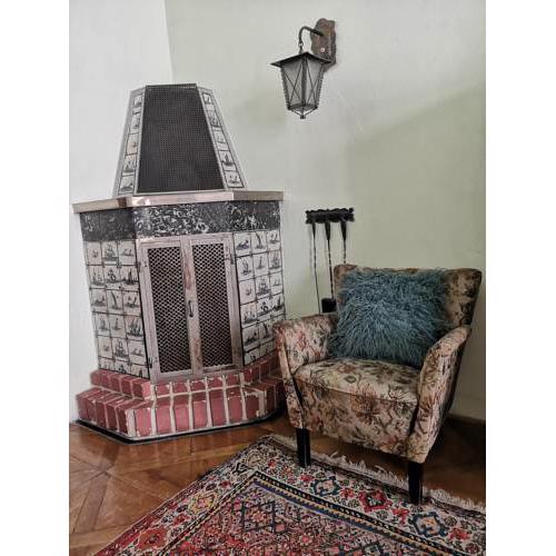 3 bedrooms historic apartment in the center. Fully furnished, fireplace, air cooler-conditioning, breakfast! 1 min walk to metro&tram. 7min walk to Wenceslas Square. Lublaňská street № 6, Prague 2