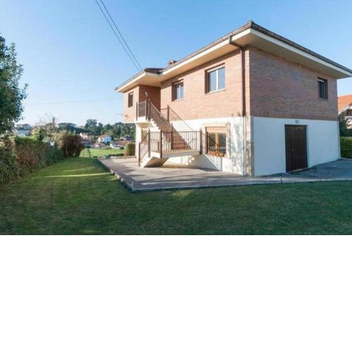 3 bedrooms house with sea view enclosed garden and wifi at Pedrena 1 km away from the beach