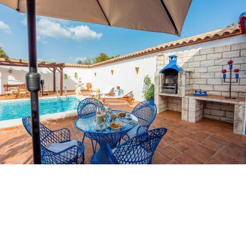 3 bedrooms villa with private pool enclosed garden and wifi at Penaflor