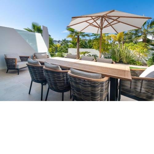 365967- Luxurious townhouse with roof top plunge p