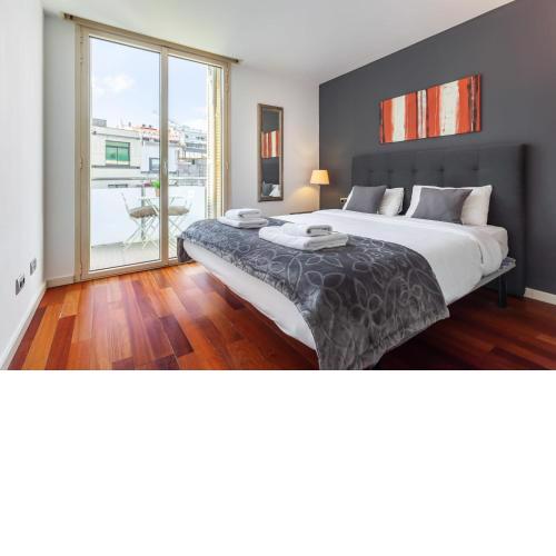 3bedroom Duplex with balcony in plaza Cataluña