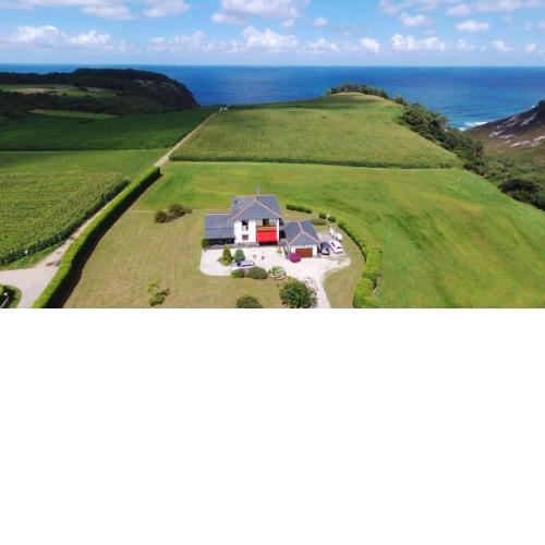 4 bedrooms house at Sabugo 600 m away from the beach with sea view and furnished terrace