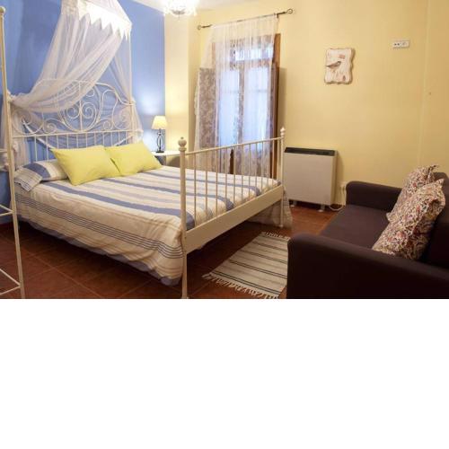 4 bedrooms house with terrace and wifi at Robledillo de Gata